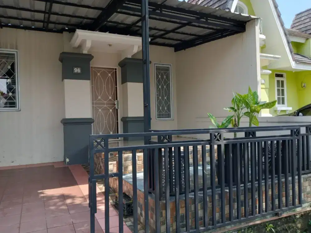Disewakan Rumah Furnished 2 Kamar  2 AC + Kamar Pembantu Harga Murah Ada garasi dan teras Di sentul bogor