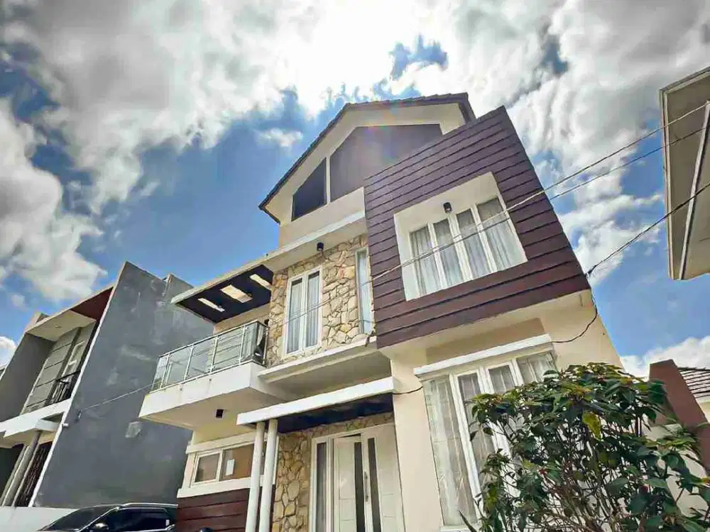villa cakep murah di batu hanya 500 m dari BNS dekat jatim park ada kolam renang dan bonus furniture lengkap, lingkungan villa