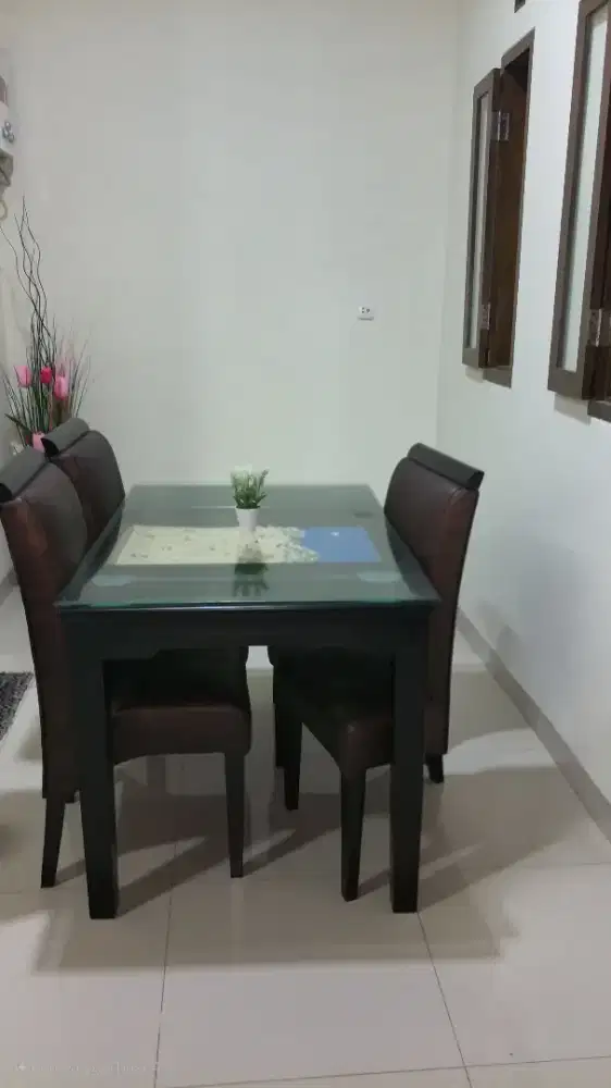 Meja makan bekas pakai
