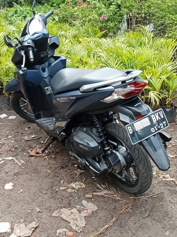 Vario 150 warna hitam