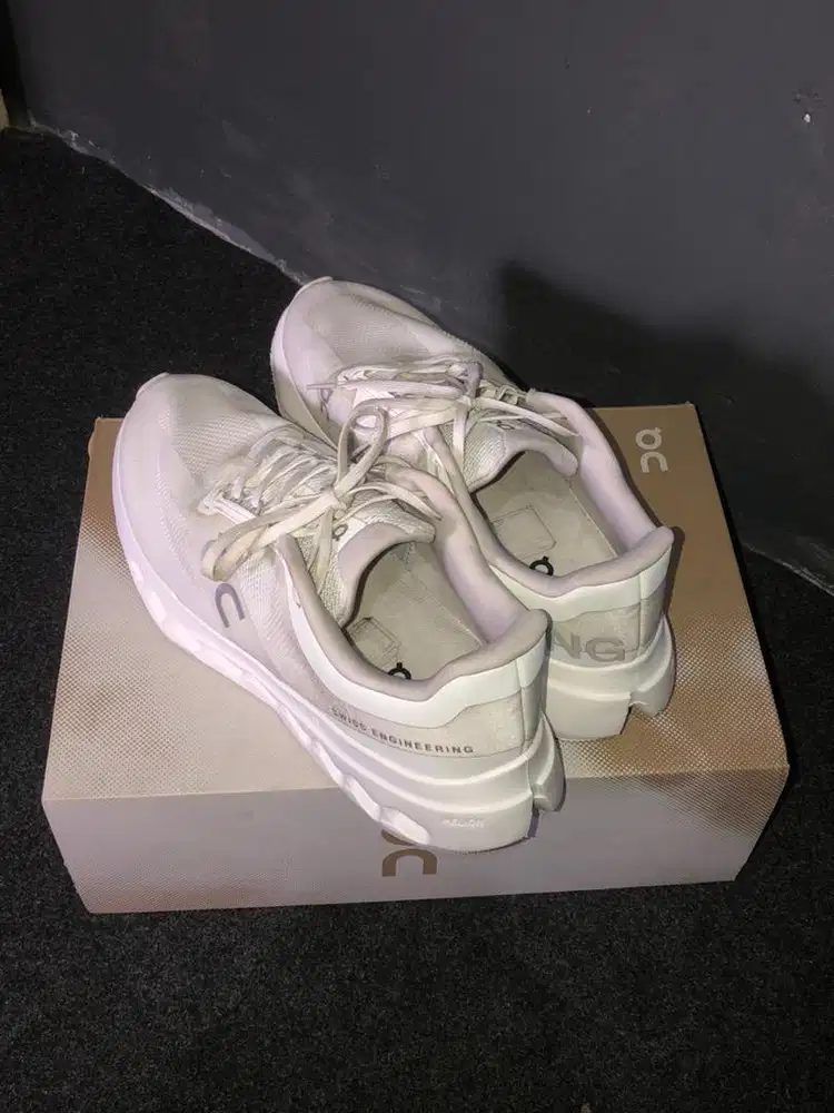 Sepatu On Cloud White