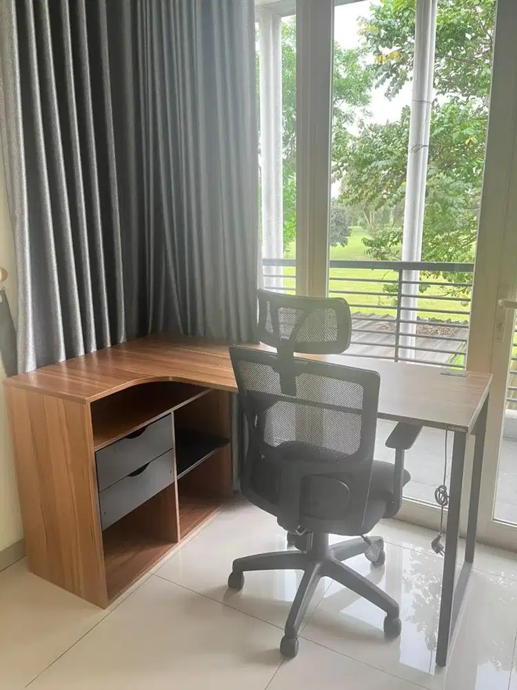 Meja dan kursi kantor