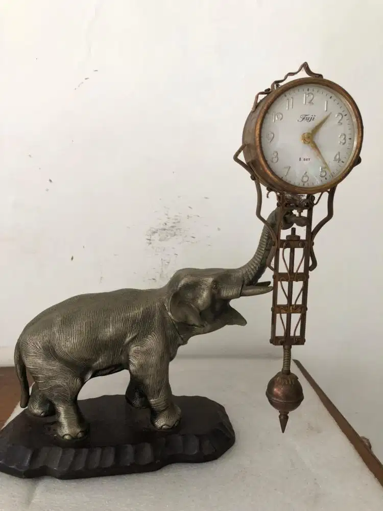 Jam antik Fuji bentuk gajah bahan tembaga dan besi