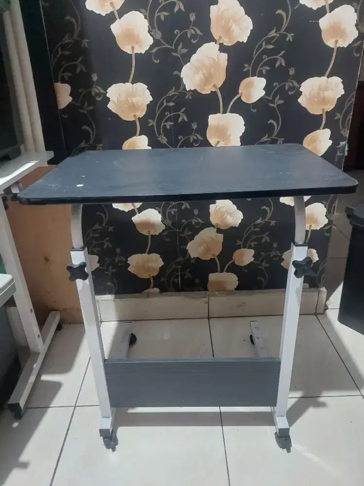 Meja laptop adjustable
