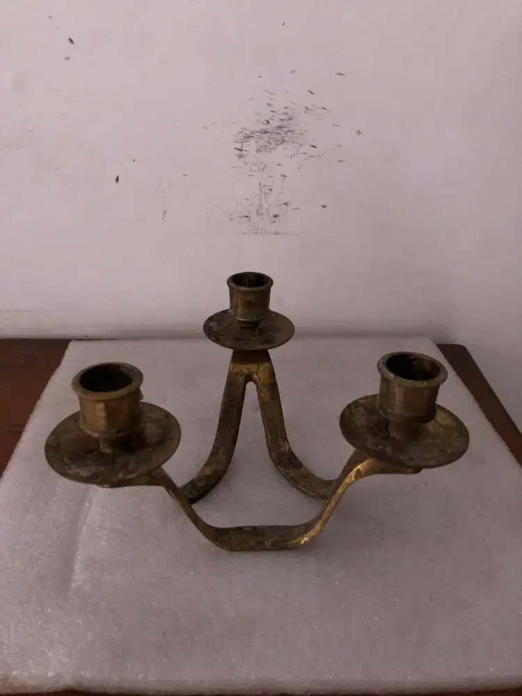 Penyanggah lilin antik bahan kuningan