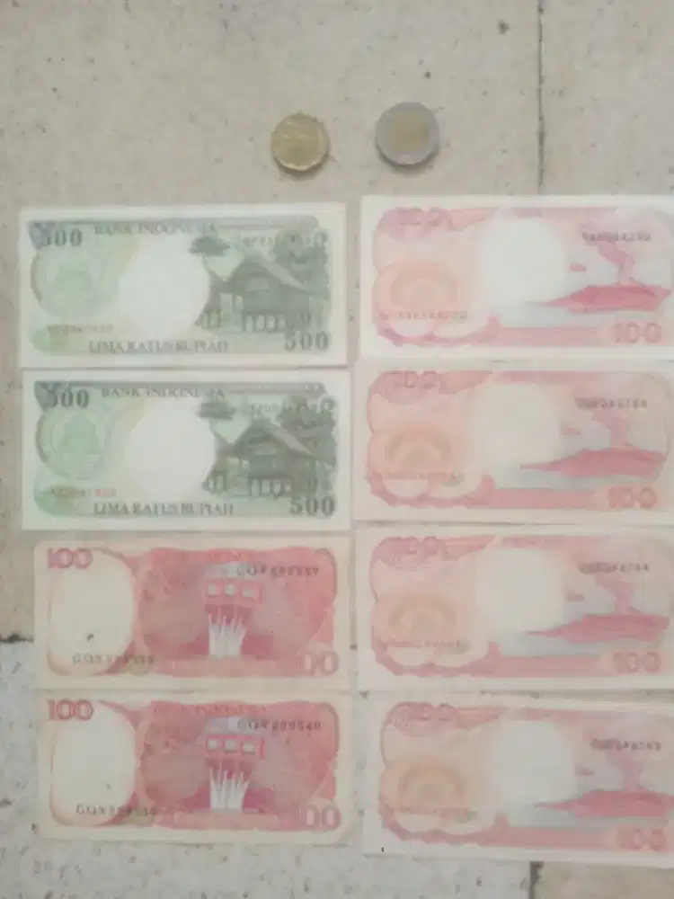 Pecahan kertas 500 ,100 Dan koin 500 Dan 1000
