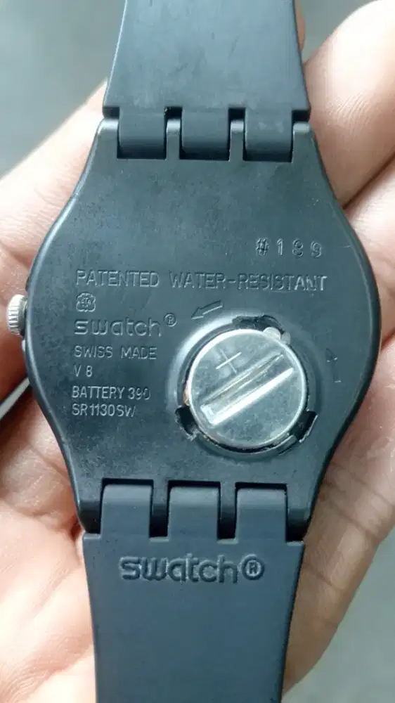 Jam tangan merek SWATCH.