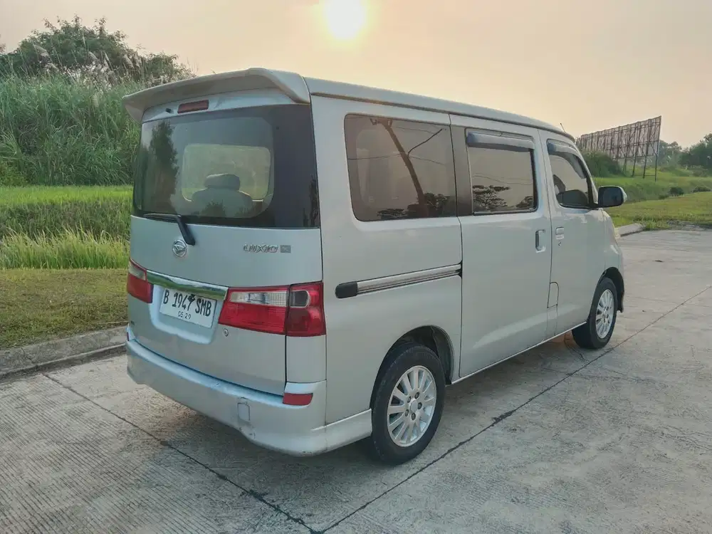 Daihatsu Luxio 2009 Bensin