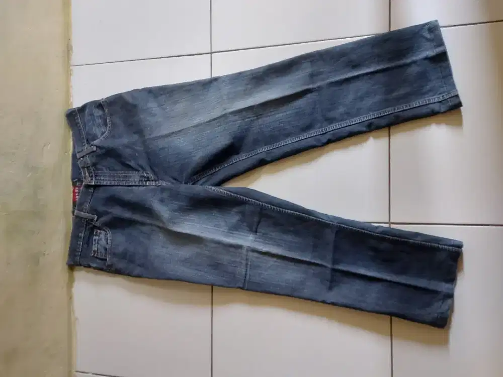 Celana denim limit