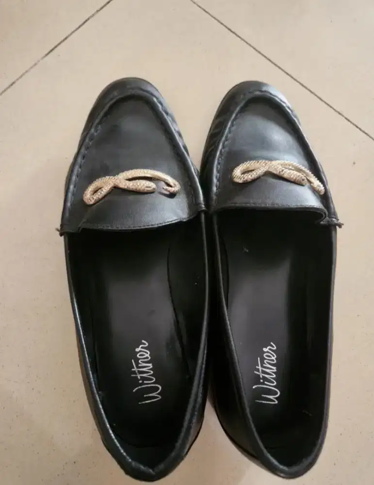Loafers hitam wittner