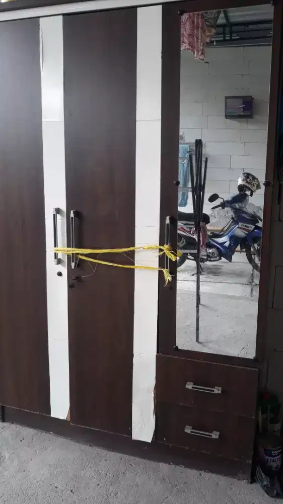 Lemari pakaian 3 pintu