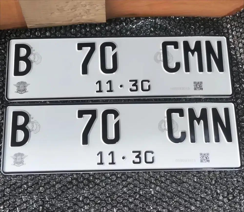 Plat nomor mobil reflektif barcode