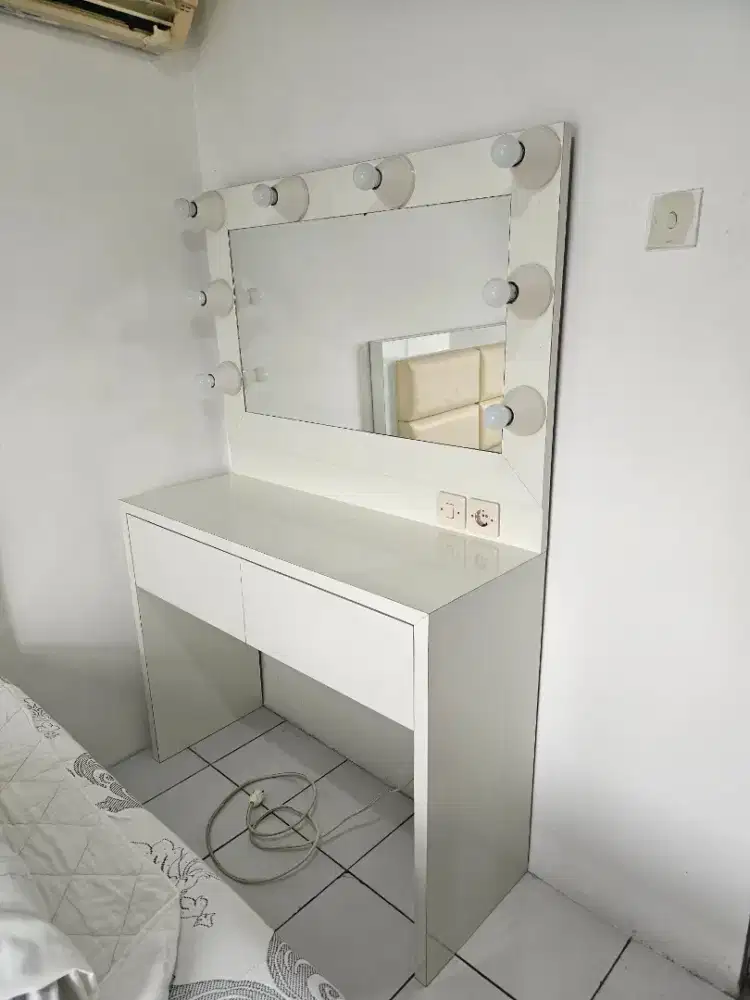 Meja rias dengan lampu