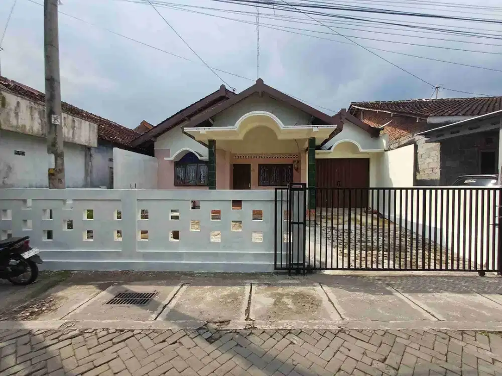 Rumah cukup luas area Mirota kampus jl. Godean km 1