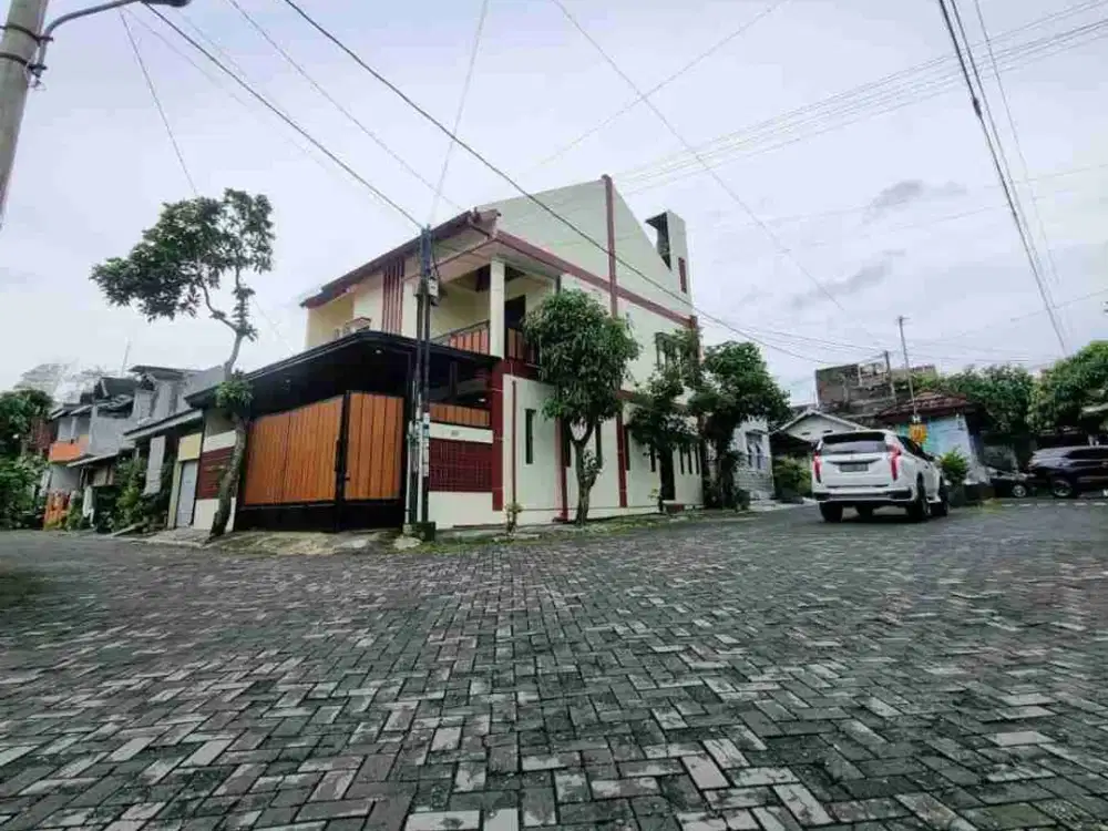 DIJUAL CEPAT BU RUMAH CANTIK HOK 3LANTAI DALAM KOMPLEK PERUMAHAN NGAGLIK SLEMAN