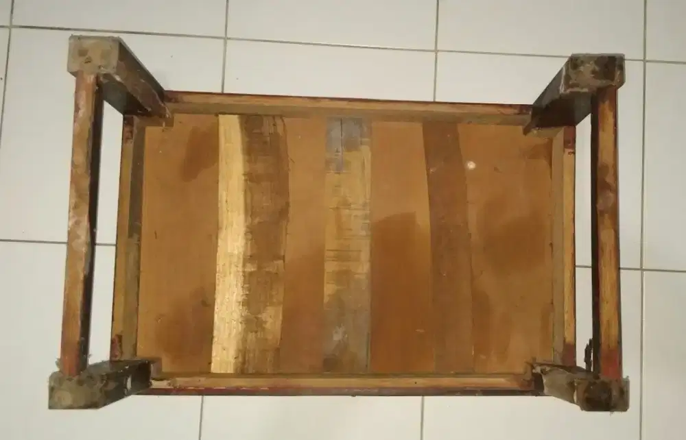 Meja lesehan ambil kelok