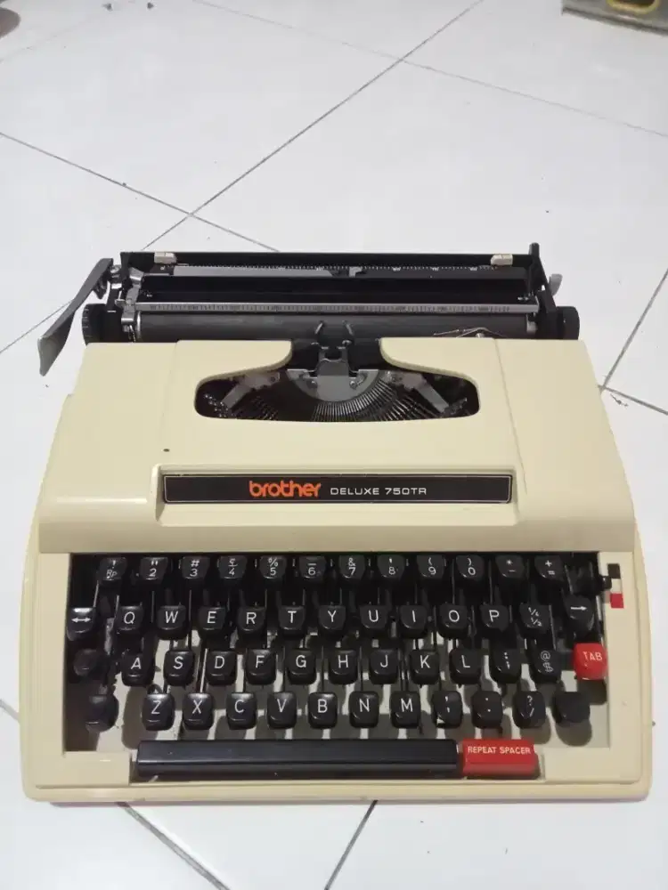 Mesin tik BROTHER DELUKE 750 TR
