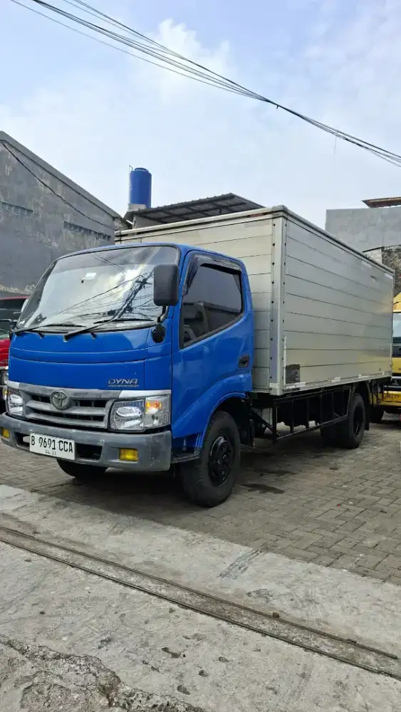 Toyota dyna 110FT CDD 6roda box mulus 2011