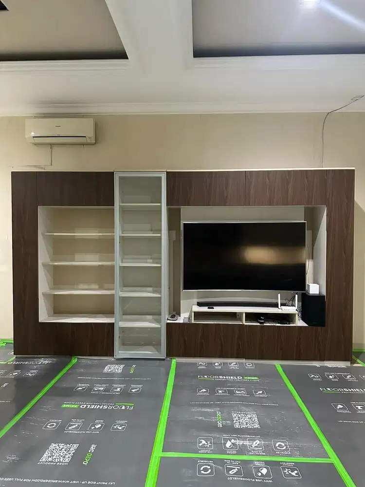 Lemari TV & Pajangan Cellini – Minimalis Modern, Kondisi Bagus