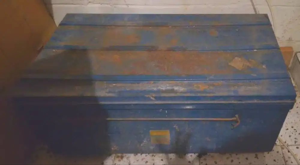 Metal cargo box tahun 1995, barang beli di Perancis.