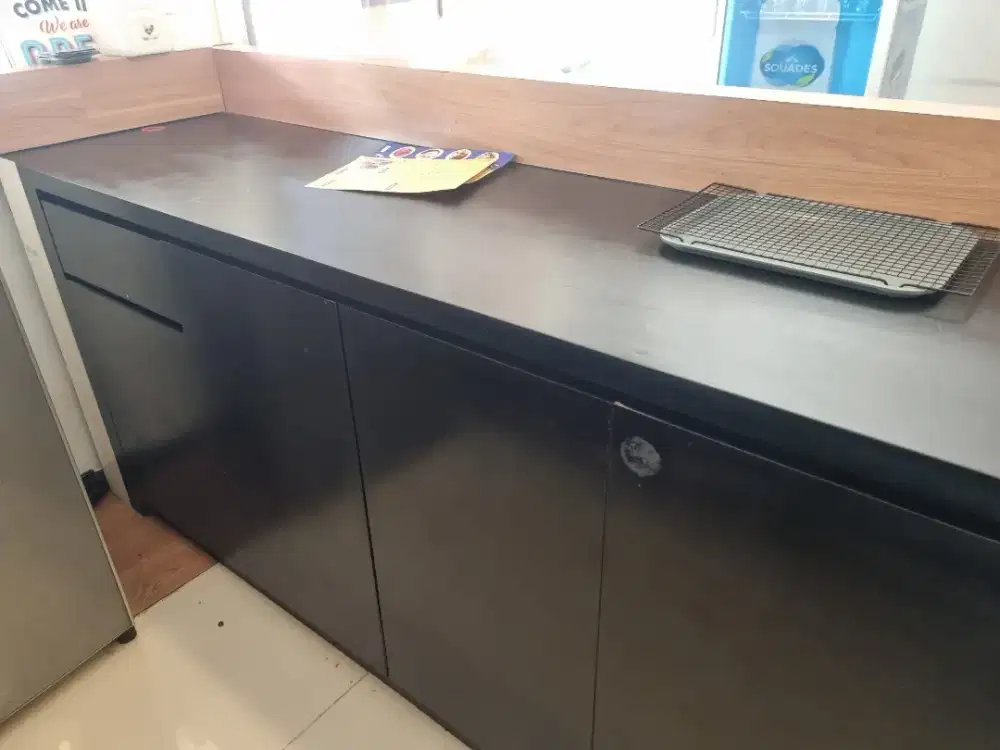Meja lemari bekas