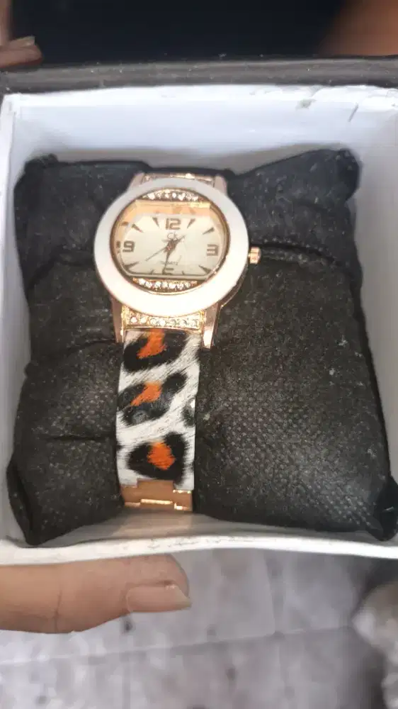 Ambil semua. Jam CK dan tas kulit asli