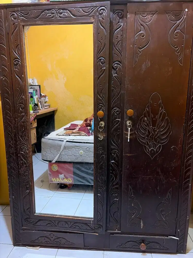 LEMARI KAYU JATI BEKAS