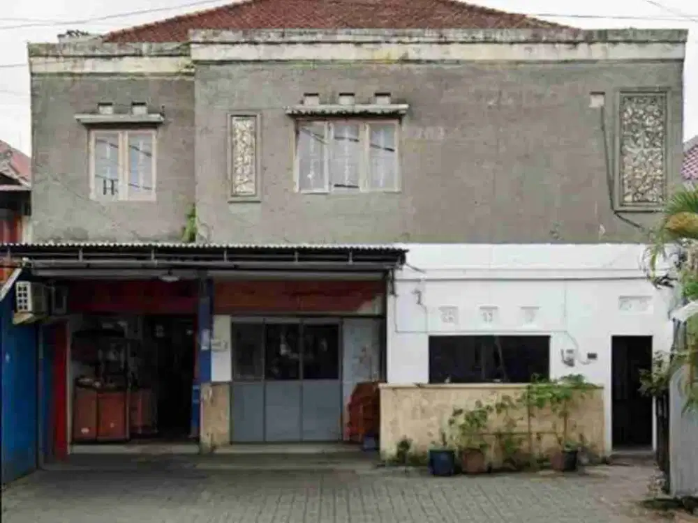 Gedung Kantor Dekat Lapangan Udayana dan Simpang Veteran Gajah Mada