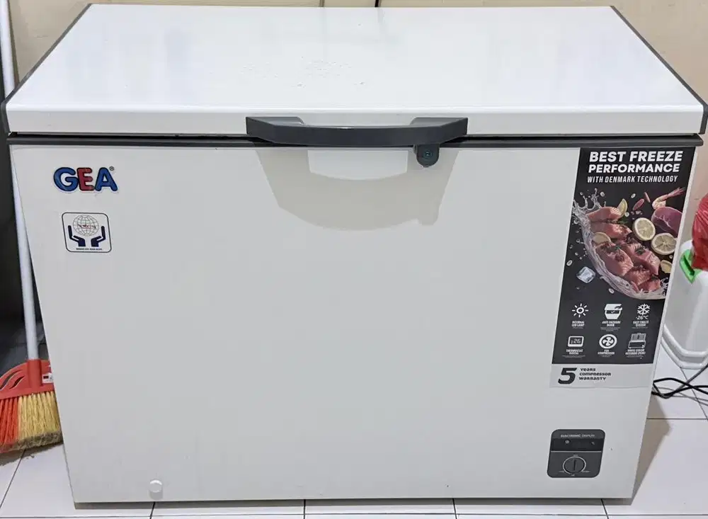 DIJUAL FREEZER GEA