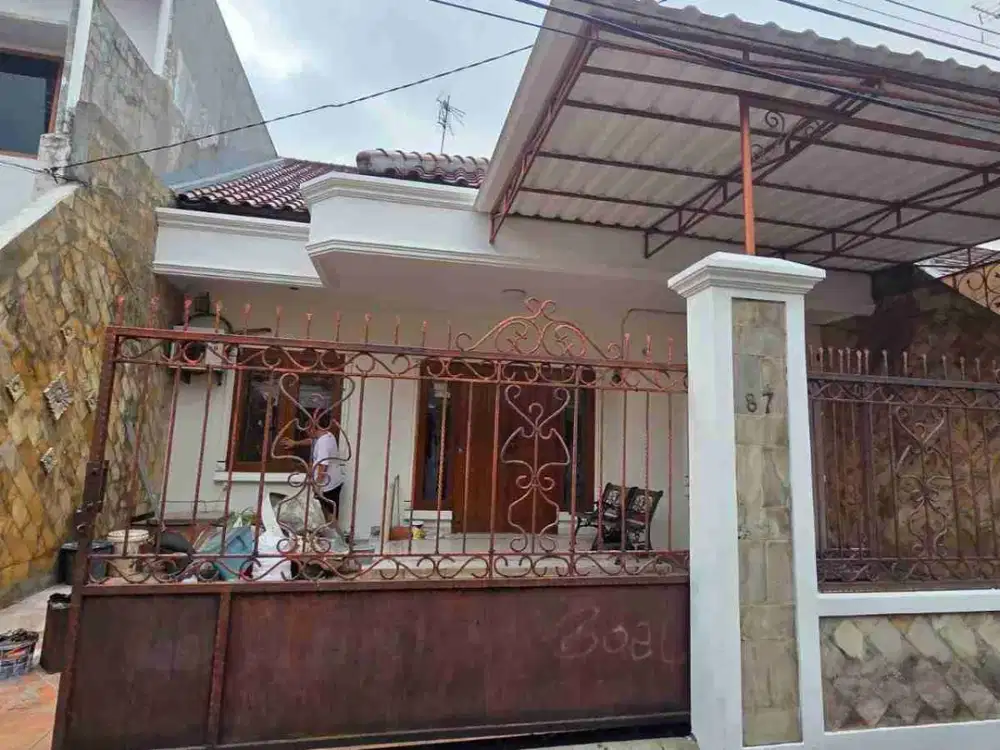 Rumah 2 lantai, Strategis dekat dengan Tol dan Stasiun, Jl. Mt Haryono,  Jl. Soepomo di Tebet, Jaksel