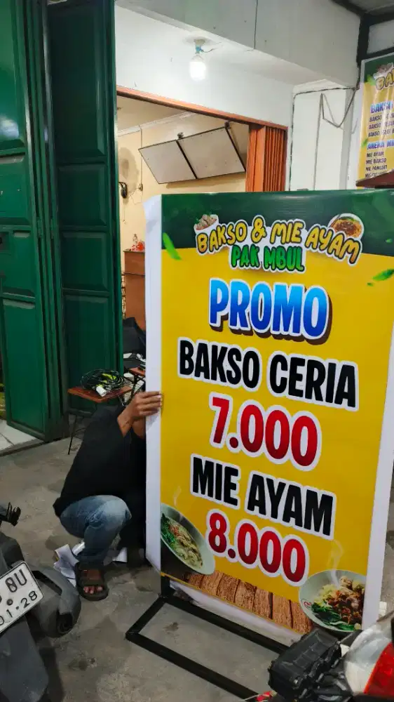Plang papan nama promosi pinggir jalan raya mie ayam bakso umkm