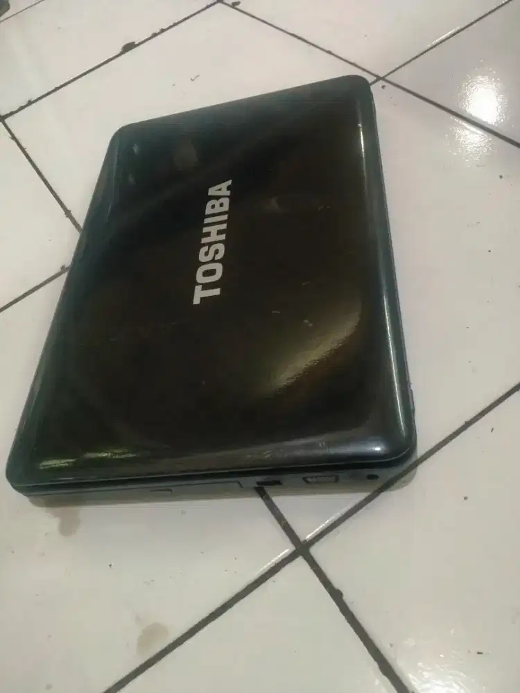 Laptop kuat Toshiba core i3 RAM 8Gb/500Gb batre bagus mulus (No minus)