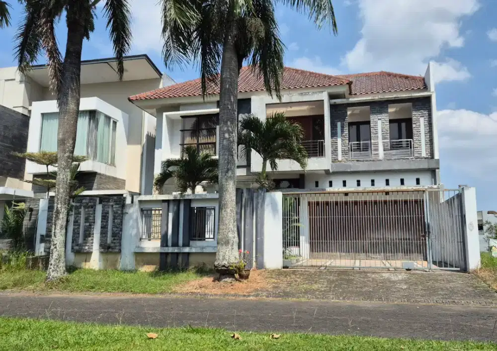 Rumah Mewah 2 Lantai Row Jalan Kembar di Araya Golf Luas 375 m2