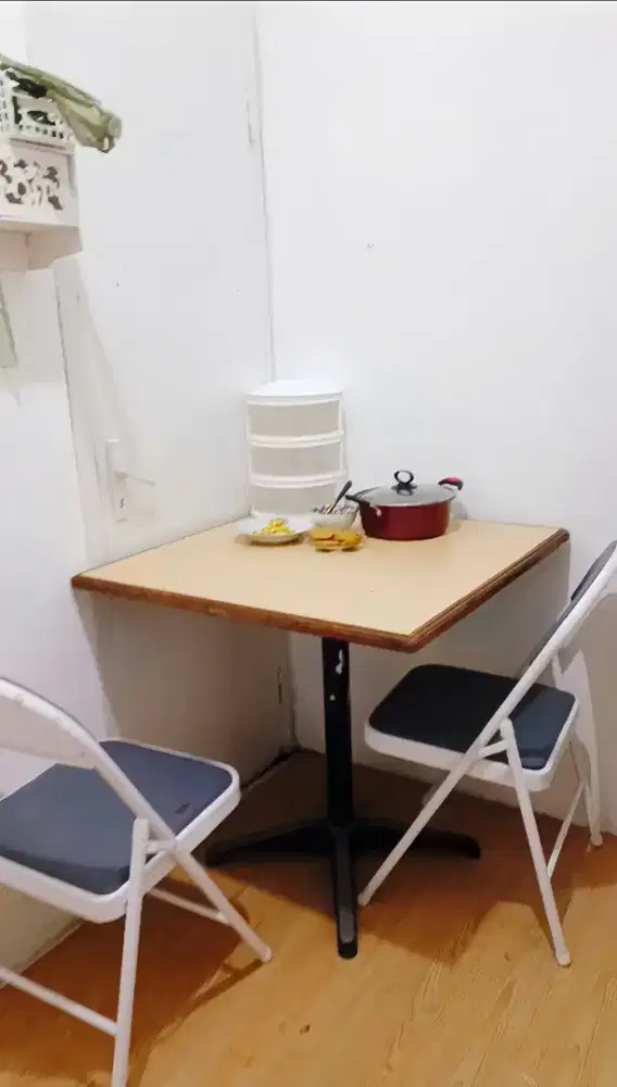 Meja makan satu set dan bangku
