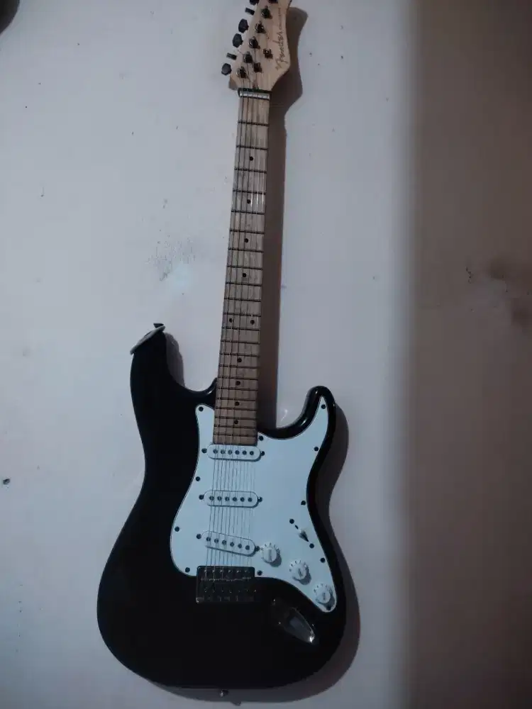 Gitar Statocester bekas masih enak di pakai