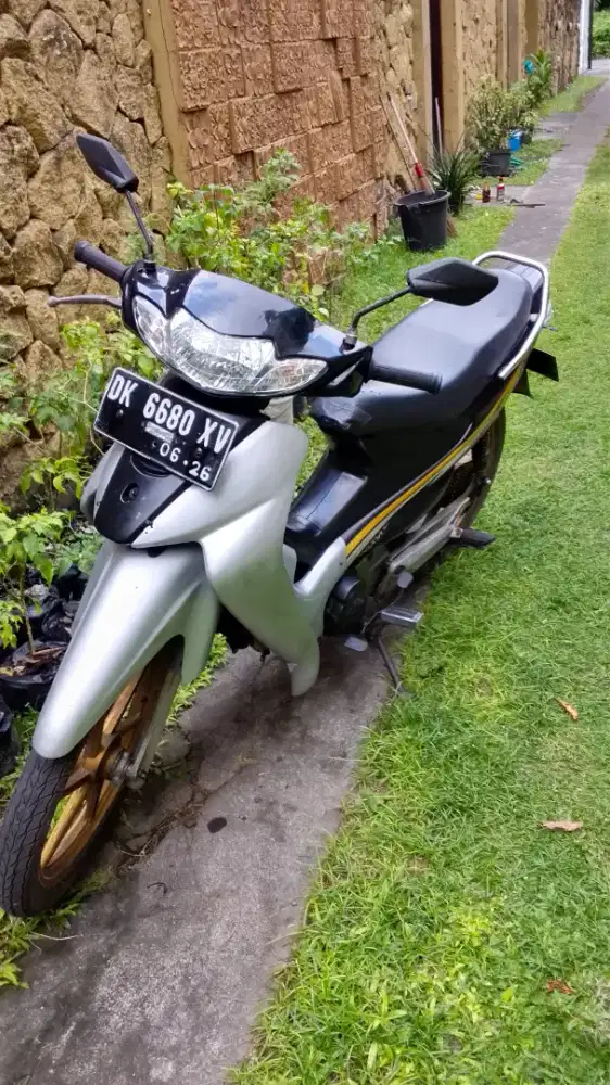 Dijual cepat motor smash silver hitam