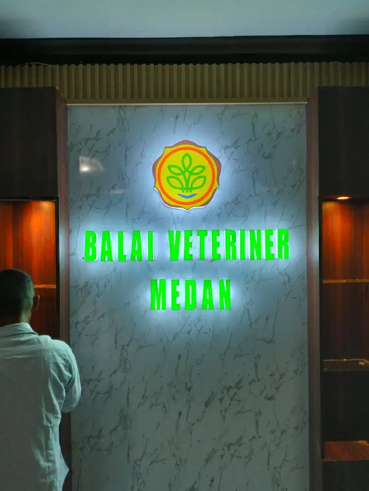 Huruf timbul akrilik lampu