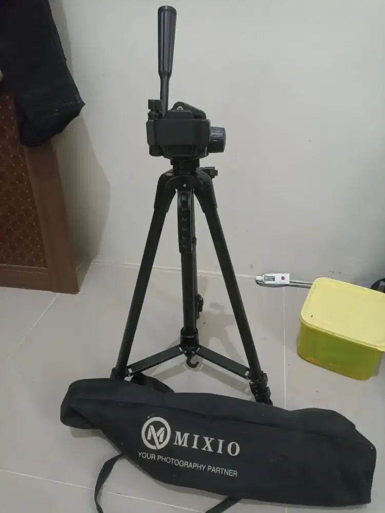 Tripod mixio dan lensa zoom