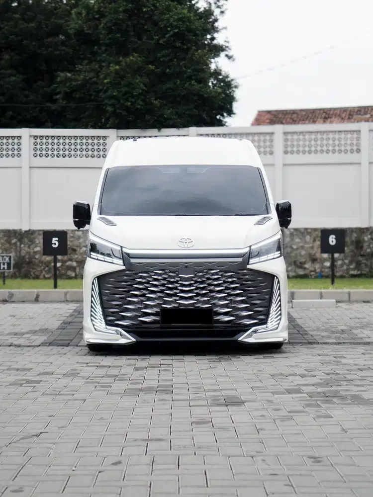 Toyota Hiace Premio Luxury Lounge 2025
