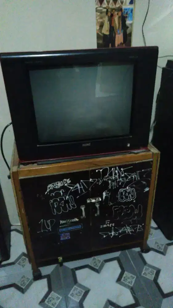 Dijual tv tabung merk AKARI 21'