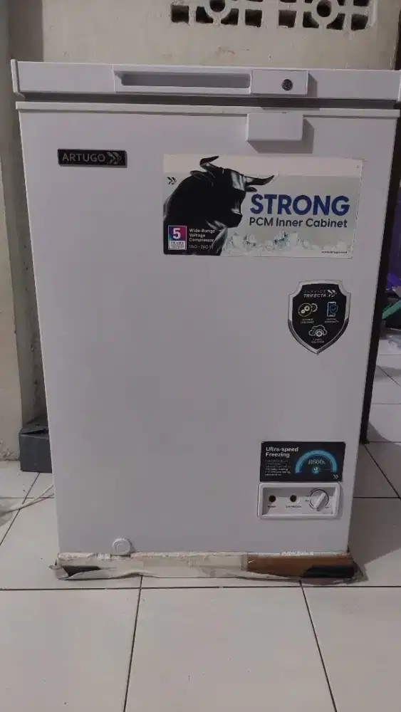 Dijual freezer box Artugo warna putih , masih bagus sdh jarang dipakai