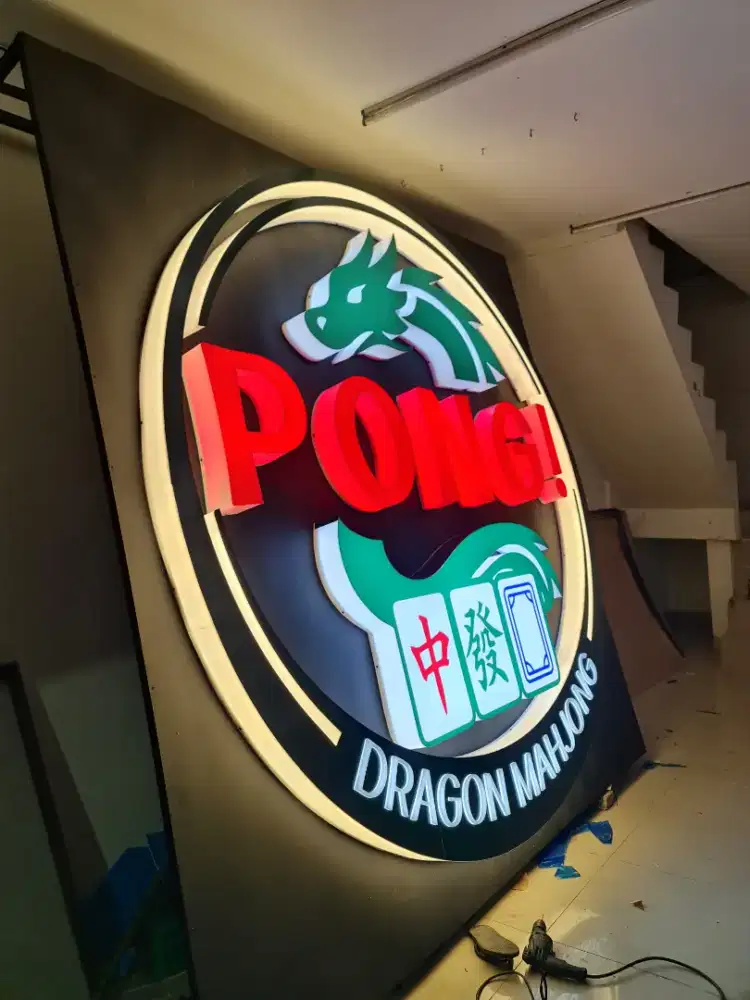 Neon sign huruf timbul