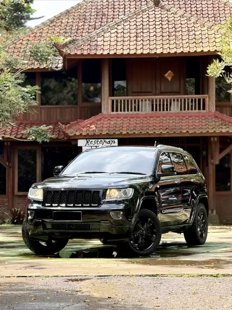 Jeep Grand Cherokee Overland 5.7L V8 Hemi Panoramic Tahun NIK 2012
