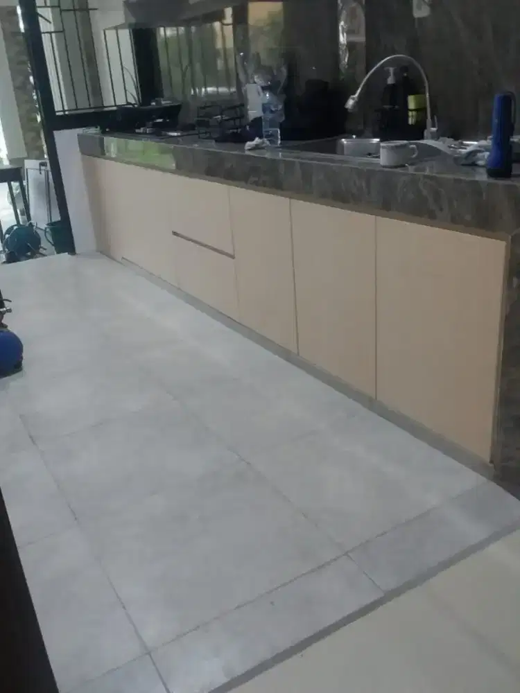 Pintu kabinet bawah dapur