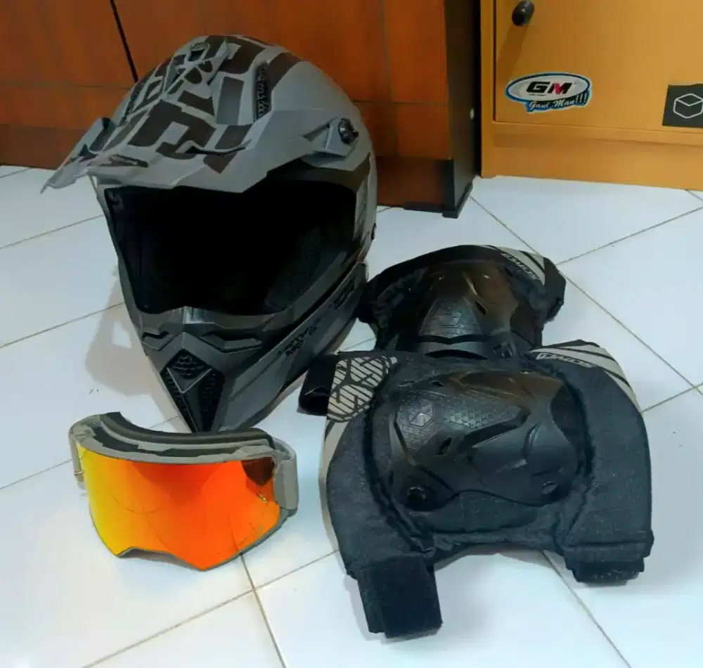 Helm Cross ORCA + Google ORCA + Knee Protector SCOYCO