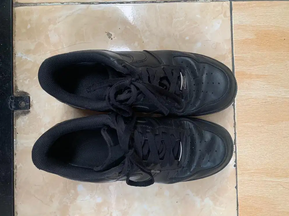 Second Sepatu Nike Air Force 1 Black Size 42.5