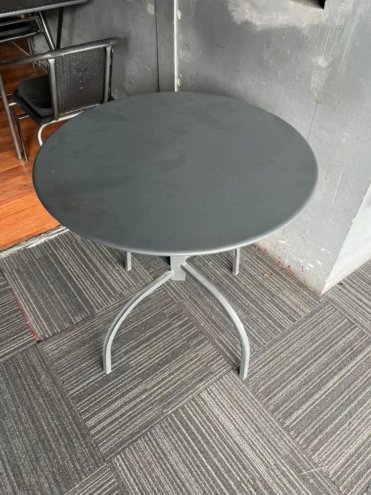 Meja besi bundar Informa diameter 1 mtr