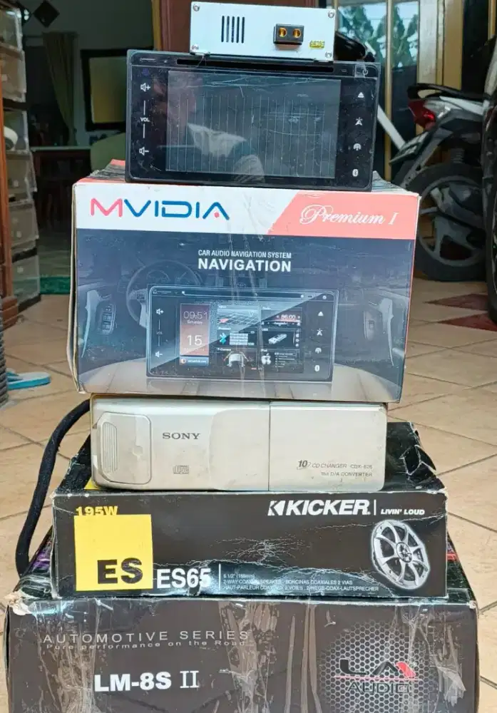 Satu set audio video mobil