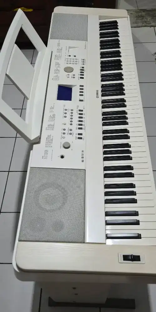Yamaha Portable Grand DGX-650