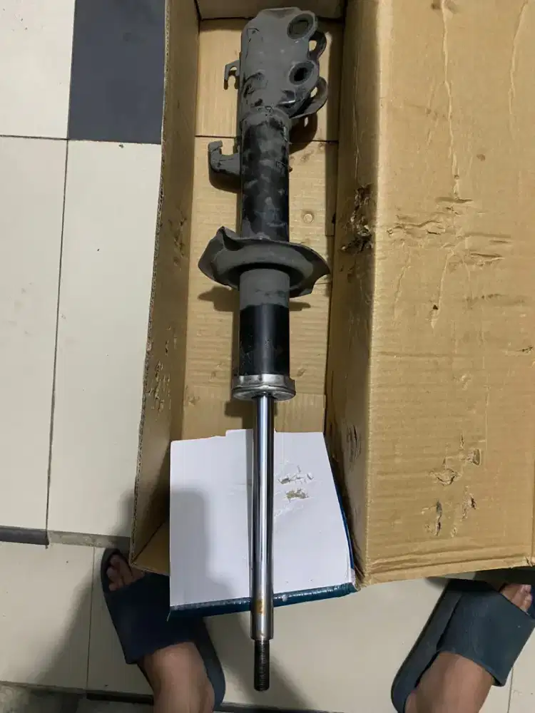 SHOCK BREAKER DEPAN KANAN MARCH/DATSUN